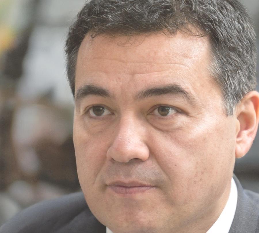 Financial expert discussing budgeting strategies